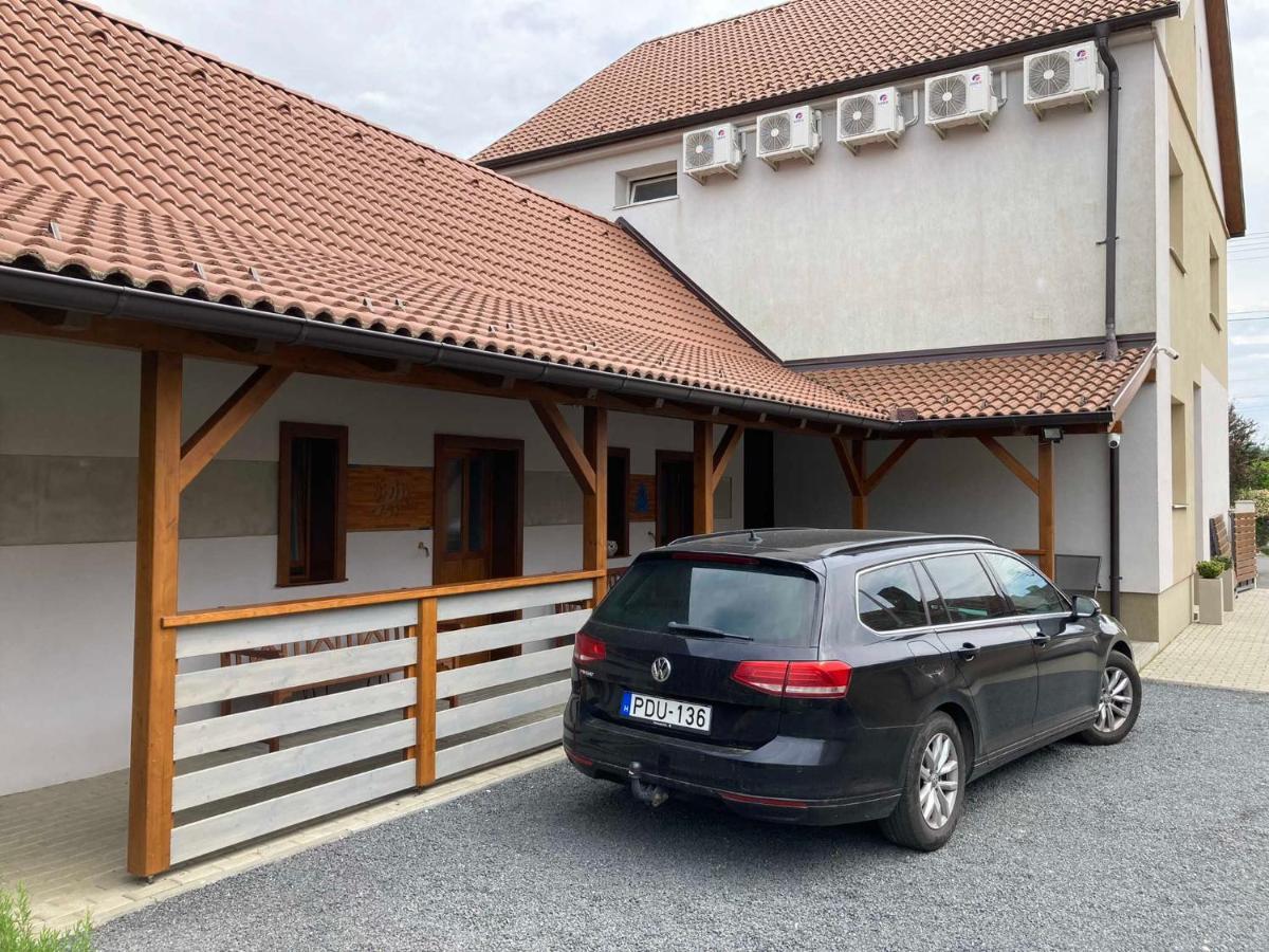 Toronyi Vendeghaz Hotel Exterior photo